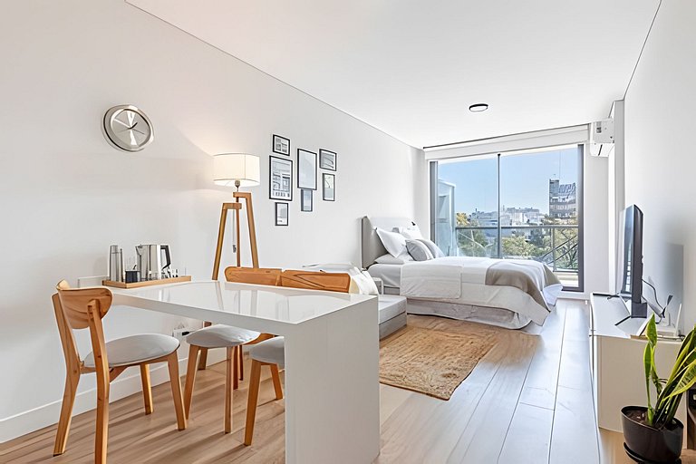 Estudio Luminoso con Coworking, Balcón y Piscina