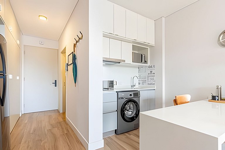 Estudio Luminoso con Coworking, Balcón y Piscina