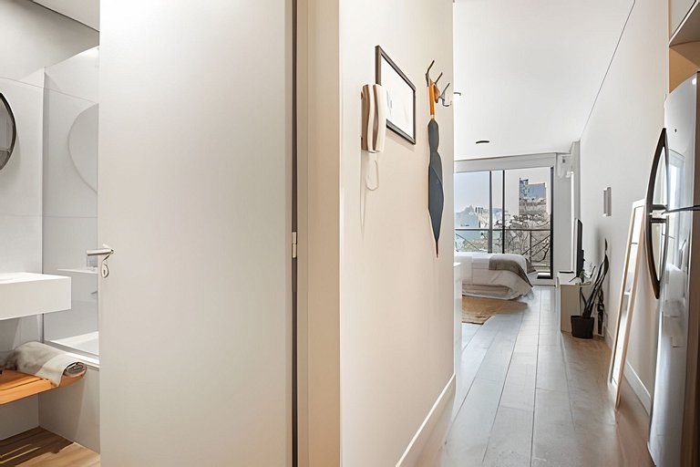 Estudio Luminoso con Coworking, Balcón y Piscina