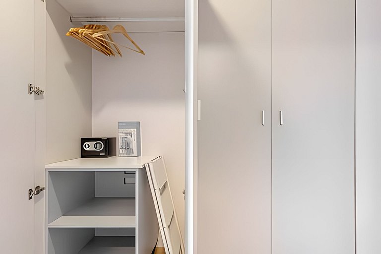 Estudio Luminoso con Coworking, Balcón y Piscina