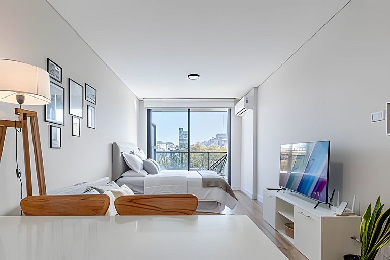 Estudio Luminoso con Coworking, Balcón y Piscina