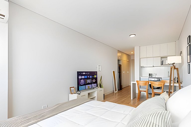 Estudio Luminoso con Coworking, Balcón y Piscina