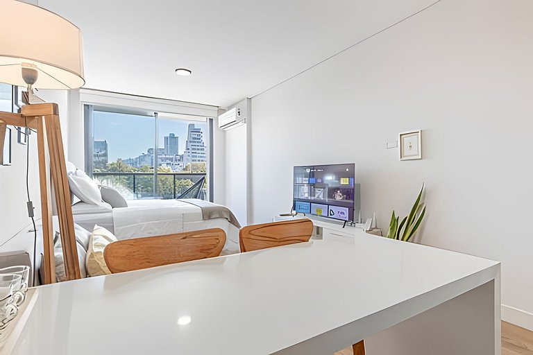 Estudio Luminoso con Coworking, Balcón y Piscina