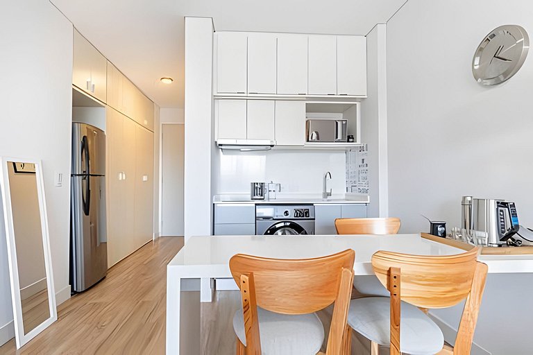 Estudio Luminoso con Coworking, Balcón y Piscina