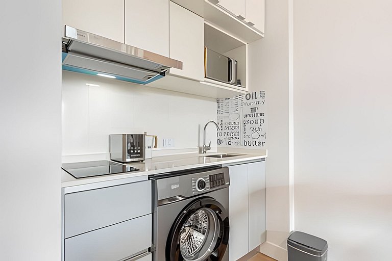 Estudio Luminoso con Coworking, Balcón y Piscina