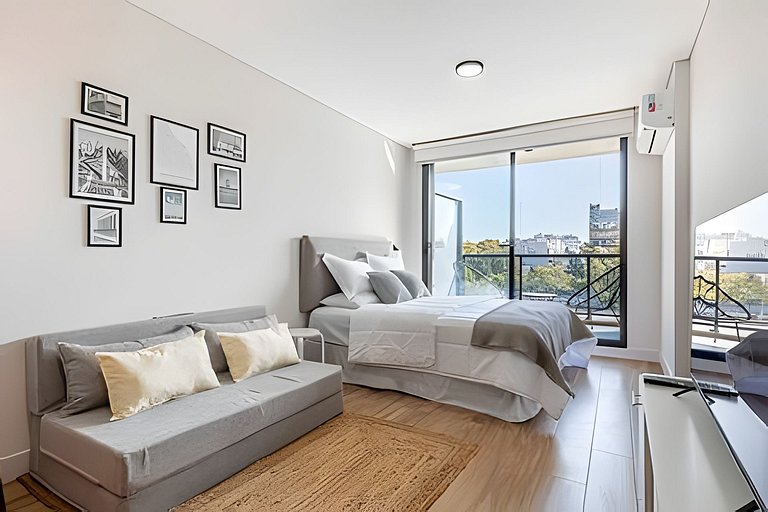 Estudio Luminoso con Coworking, Balcón y Piscina