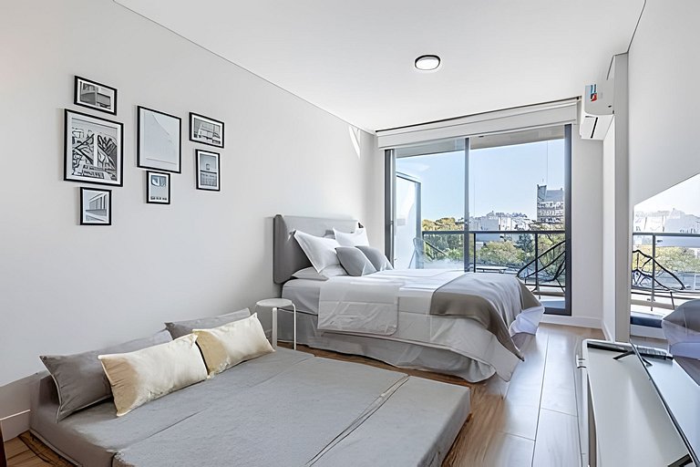 Estudio Luminoso con Coworking, Balcón y Piscina