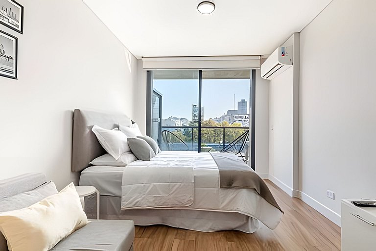 Estudio Luminoso con Coworking, Balcón y Piscina