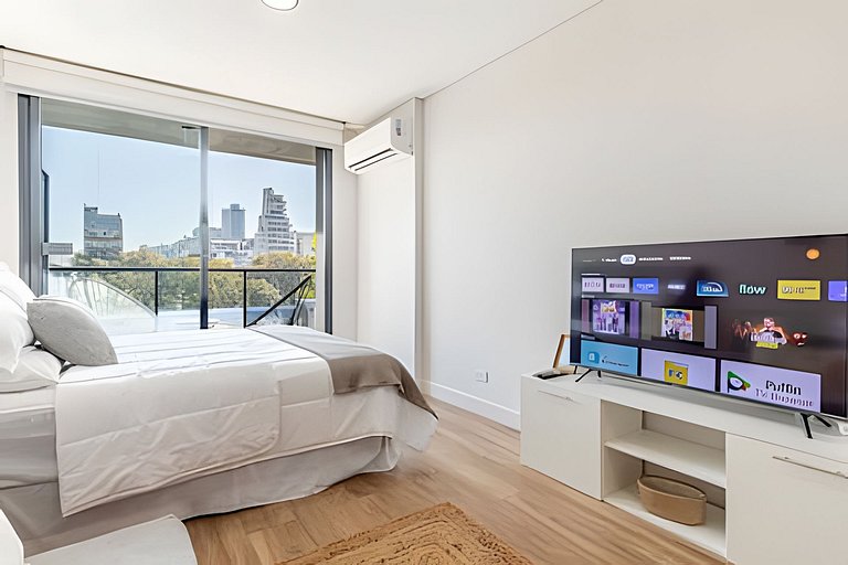 Estudio Luminoso con Coworking, Balcón y Piscina