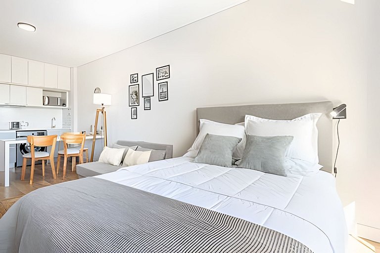 Estudio Luminoso con Coworking, Balcón y Piscina