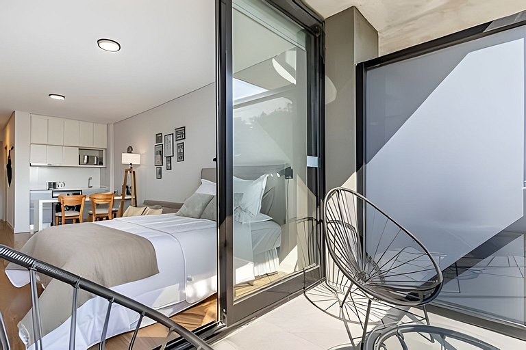 Estudio Luminoso con Coworking, Balcón y Piscina