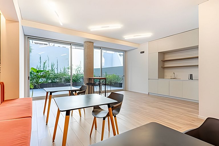 Estudio Luminoso con Coworking, Balcón y Piscina