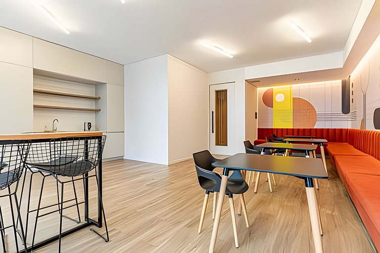 Estudio Luminoso con Coworking, Balcón y Piscina