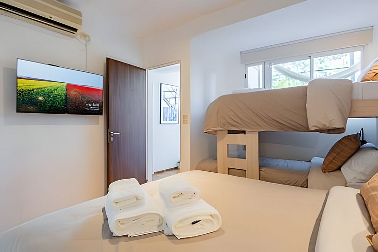 Great house w/ private terrace BBQ & Jacuzzi